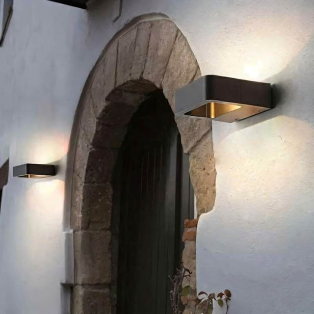 Flekkeroy Wall Lamp