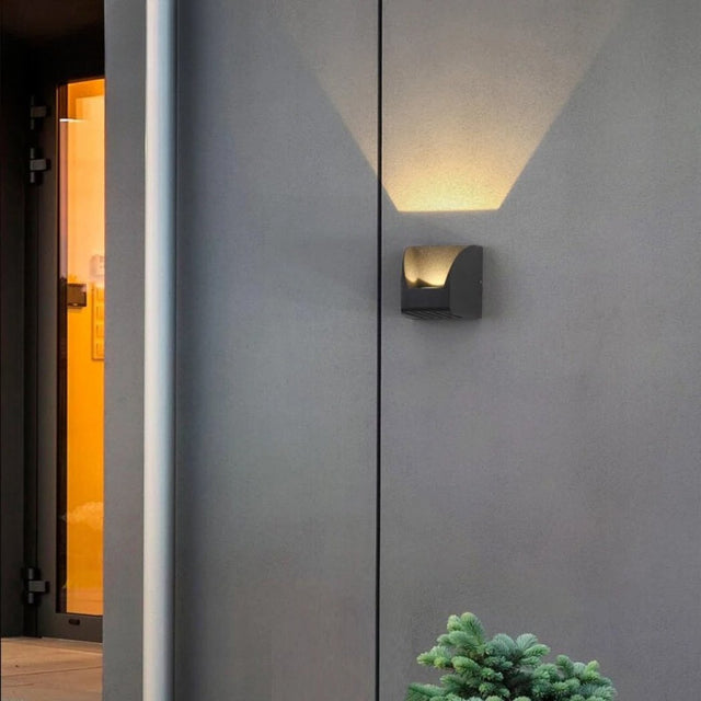 Quintus Outdoor Wall Lamp