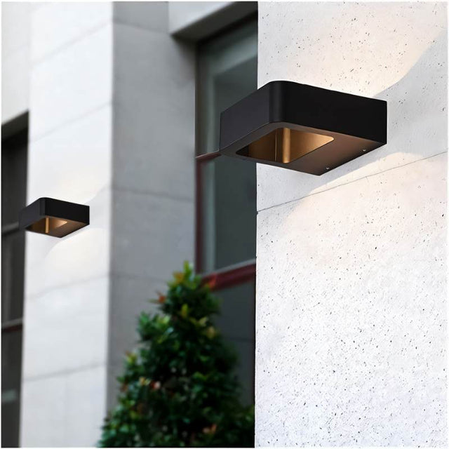 Flekkeroy Wall Lamp