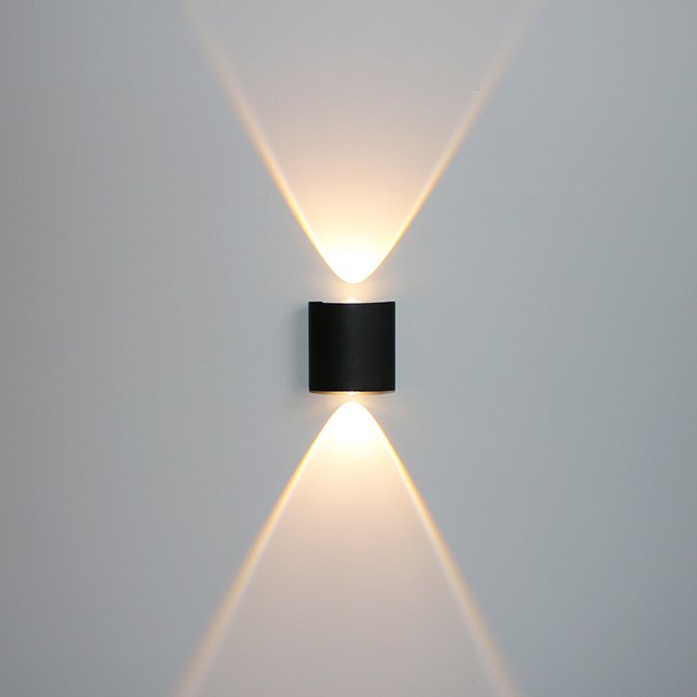 Erlöschen Wall Lamp - Black - 2.2" x 3" x 1.3" / 5.6cm x 7.7cm x 3.4cm - 2W / Warm White (2700-3500K) - Level Decor