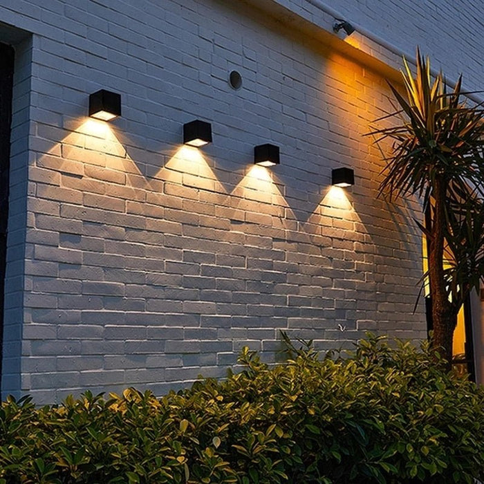 Elise Outdoor Wall Lamp