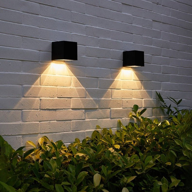Elise Outdoor Wall Lamp